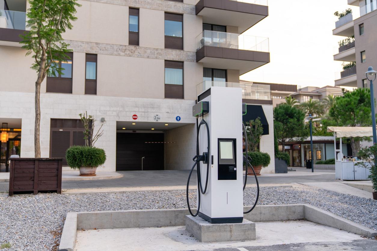 Elektromos autó töltő egy hotel előtt