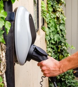 Elektromos autó töltése otthon, utólagos kiépítés, fali töltő választás szempontjai