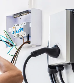 Hogyan érintik az új tűzvédelmi műszaki irányelvek az elektromos autó töltést társasházakban?